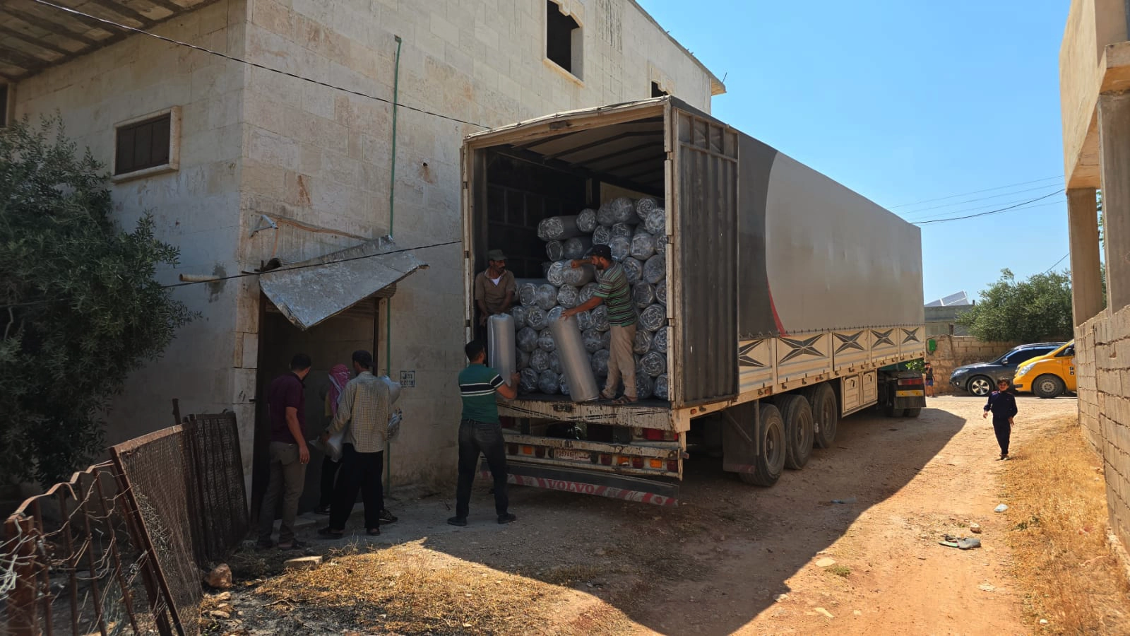 Laila Project Delivered 8,000 Foam Mattresses to Syria